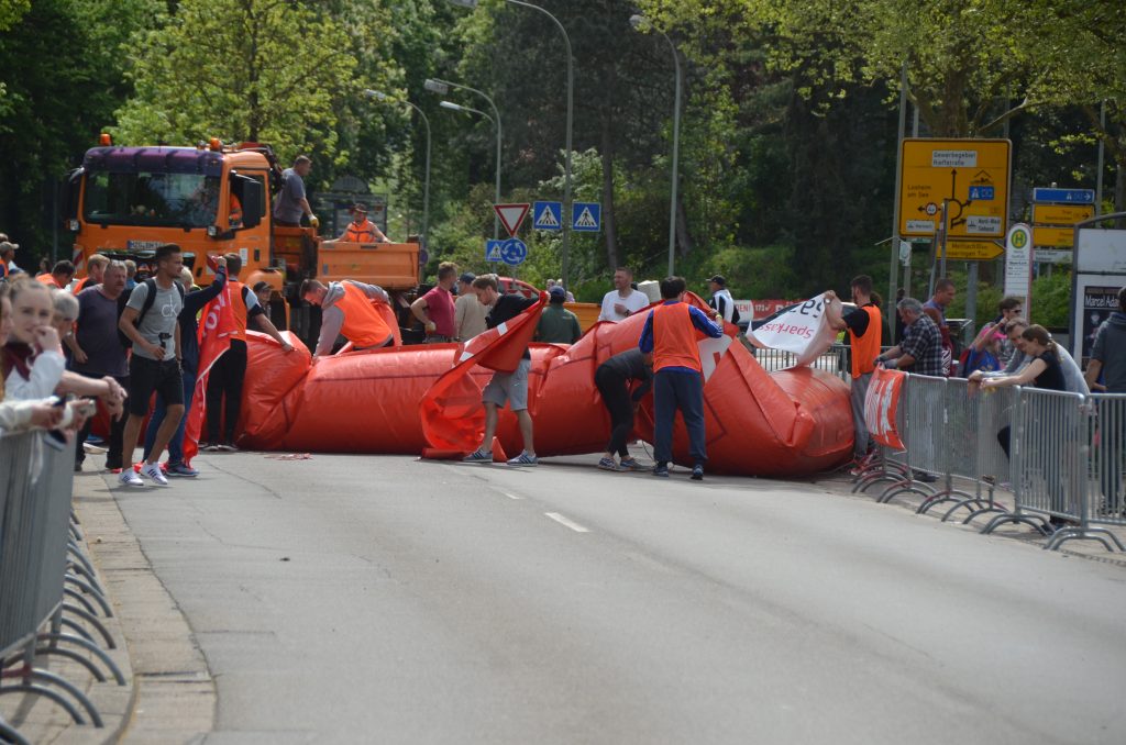 Die letzten Läufer sind gestartet, der Startbogen wird abgebaut. 